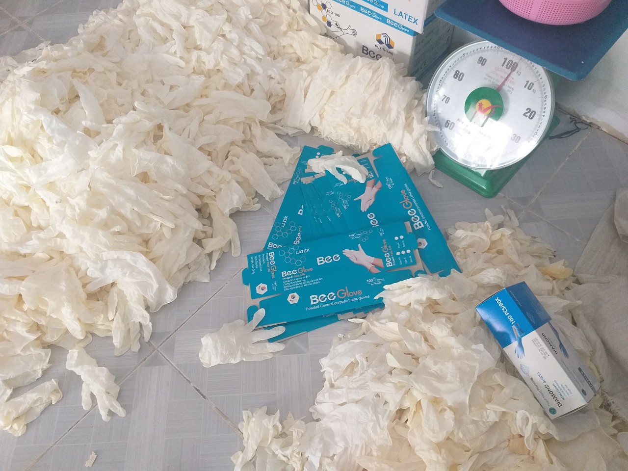 Liên tiếp phát hiện, thu giữ nhiều lô găng tay không nguồn gốc